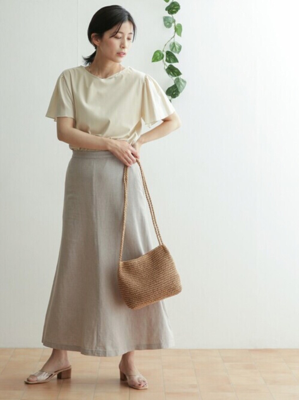 「大人カジュアル、休日スタイル、リネン、きれいめカジュアル、大人女子、シンプルコーデ、ママコーデ、URBAN RESEARCH DOORS、URBAN RESEARCH DOORS WOMENS、ママファッション」｜「URBAN RESEARCH DOORSのフレアスリーブプルオーバー（Tシャツ/カットソー、ベージュ系）」を使った、DOORS WOMENSさん（レディース・168cm）の夏コーディネートの1枚目の写真
