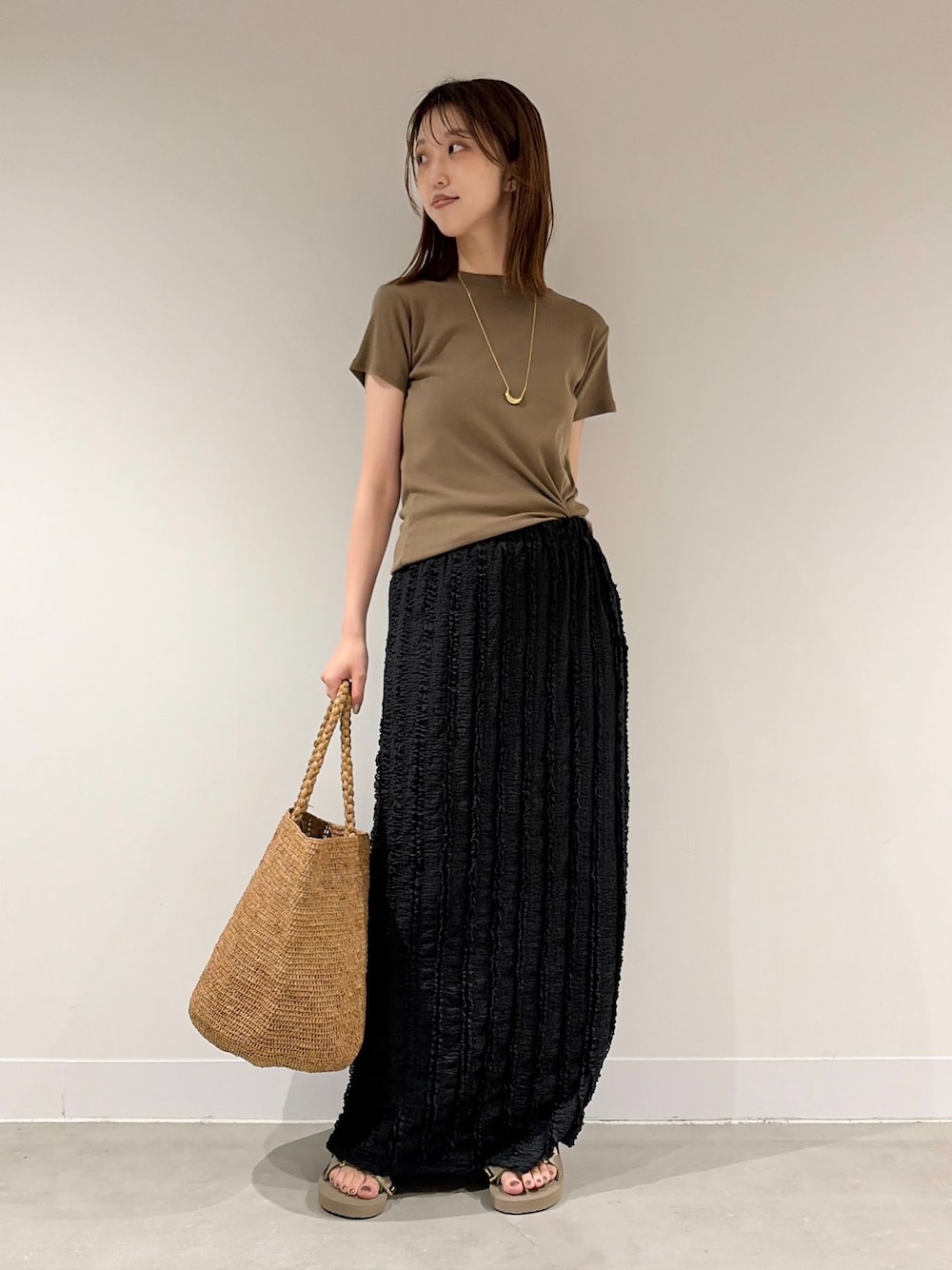 ブラック系のスカート、ブラック系のスカート、ブラウン系のTシャツ/カットソーを着用したレディースの夏コーディネートの1枚目の写真