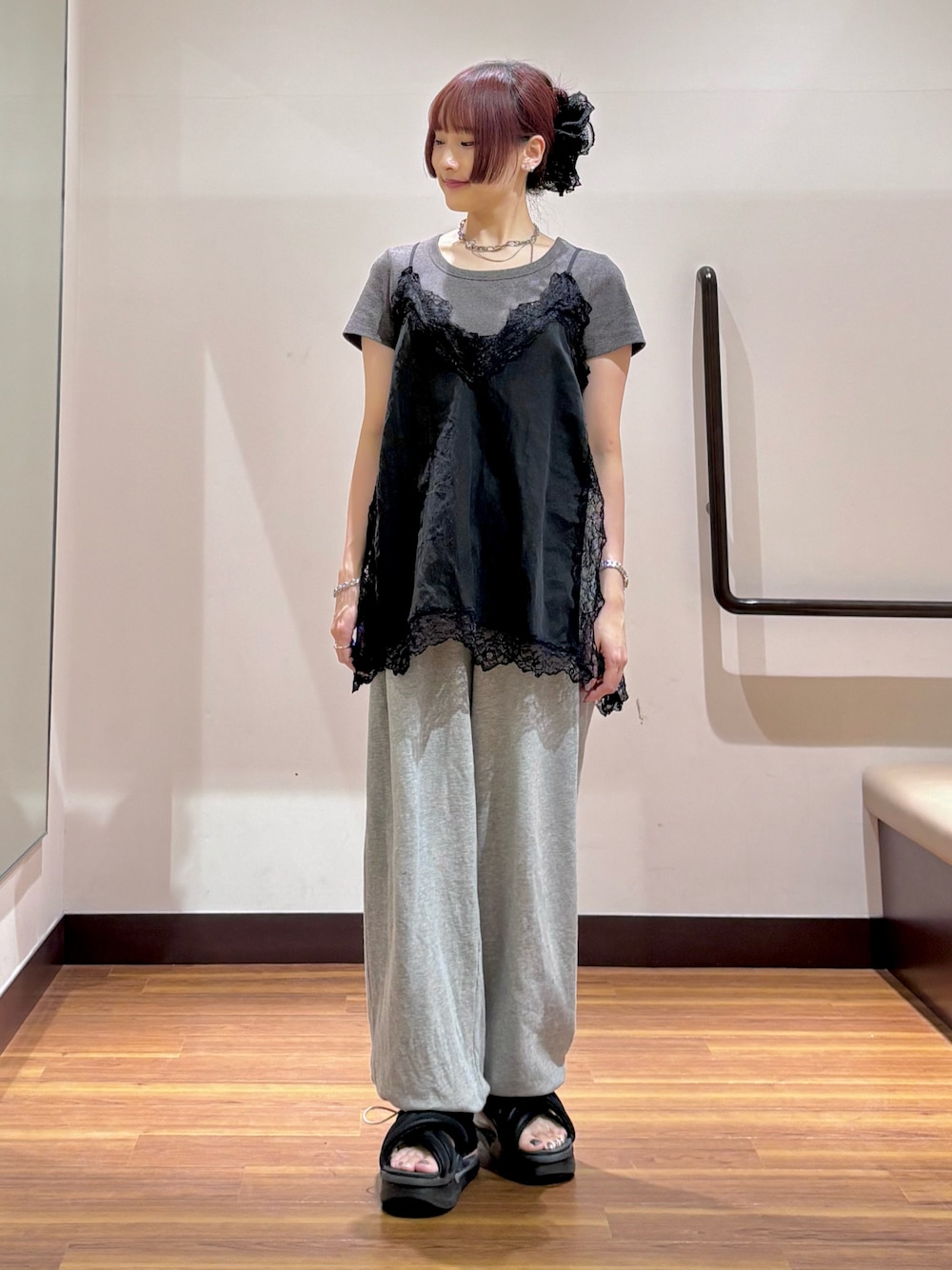 ブラック系のキャミソール、グレー系のTシャツ/カットソーを着用したレディースの夏コーディネートの1枚目の写真