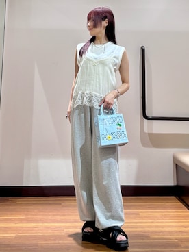 「KBF（ケイビーエフ）のドロストルーズスウェットパンツ（スウェットパンツ、グレー系）」を使った、とももももさん（レディース・157cm）の夏コーディネート