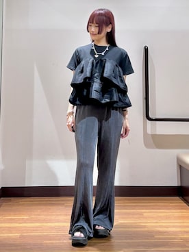 「SENSE OF PLACE by URBAN RESEARCH（センスオブプレイスバイアーバンリサーチ）のシャイニーフリルドッキングカットトップ（Tシャツ/カットソー、ブラック系）」を使った、とももももさん（レディース・157cm）の夏コーディネート
