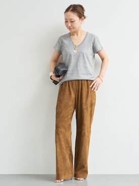 「CALUX（キャラクス）の【CALUX/キャラクス】 Vネック Tシャツ（Tシャツ/カットソー、グレー系）」を使った、MIOさん（レディース・149cm）の春コーディネート