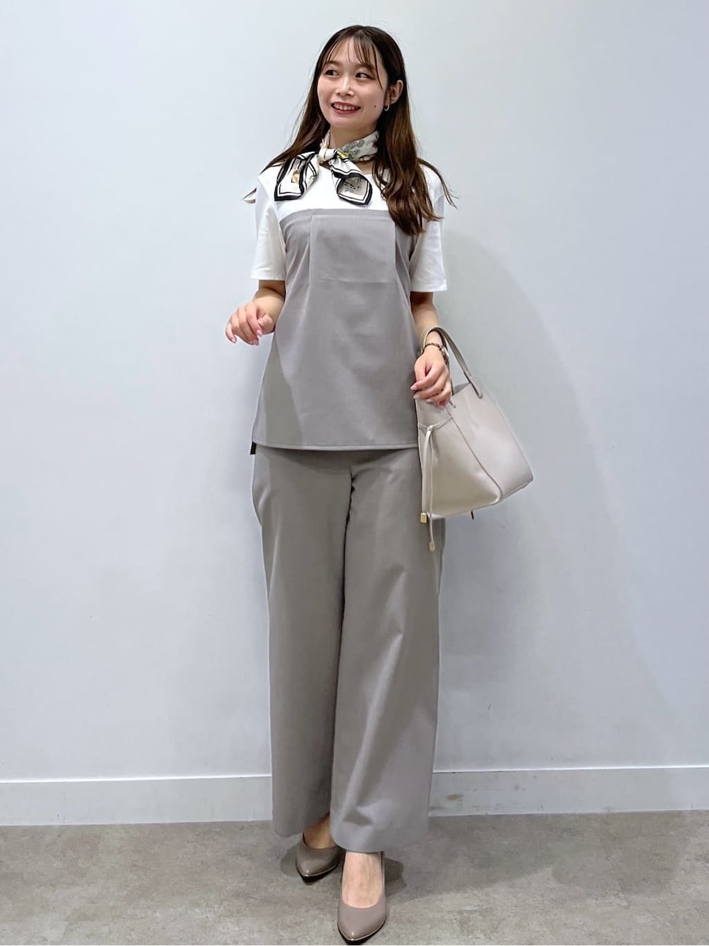グレー系のTシャツ/カットソー、グレー系のその他パンツ、グレー系のトートバッグを着用したレディースの夏コーディネートの1枚目の写真