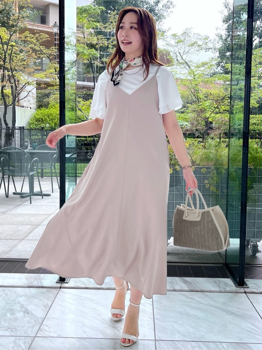 ベージュ系のワンピース、ホワイト系のTシャツ/カットソーを着用したレディースの夏コーディネートの1枚目の写真