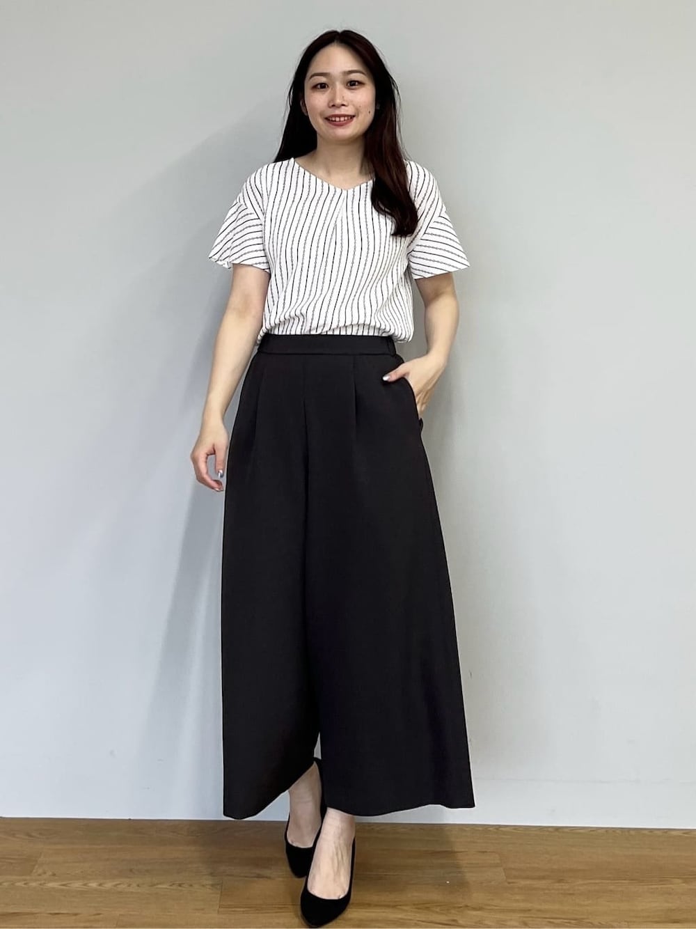 ホワイト系のシャツ/ブラウス、ブラック系のその他パンツを着用したレディースの春コーディネートの1枚目の写真