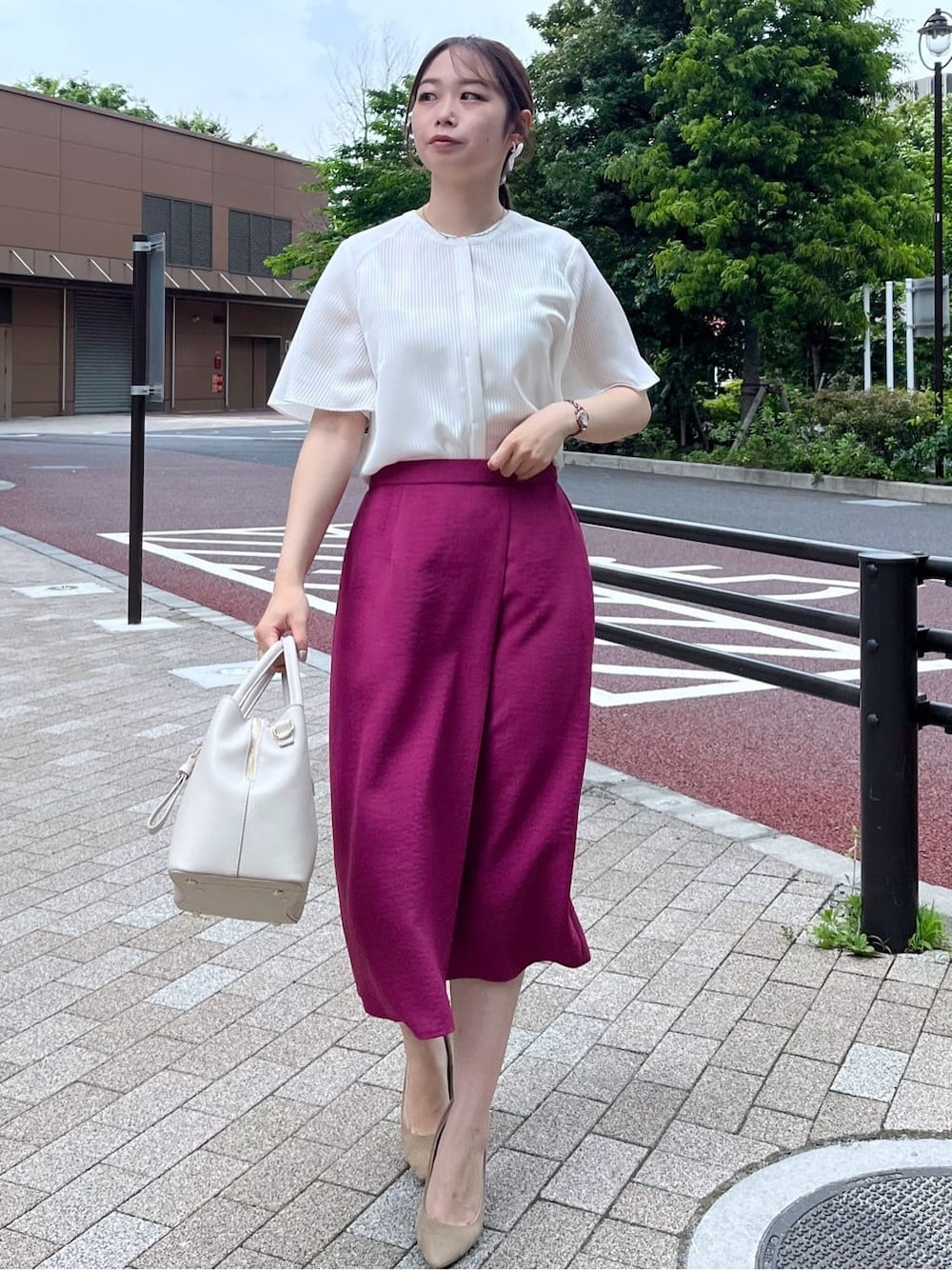 ホワイト系のシャツ/ブラウス、ピンク系のスカート、ホワイト系のショルダーバッグを着用したレディースの夏コーディネートの1枚目の写真