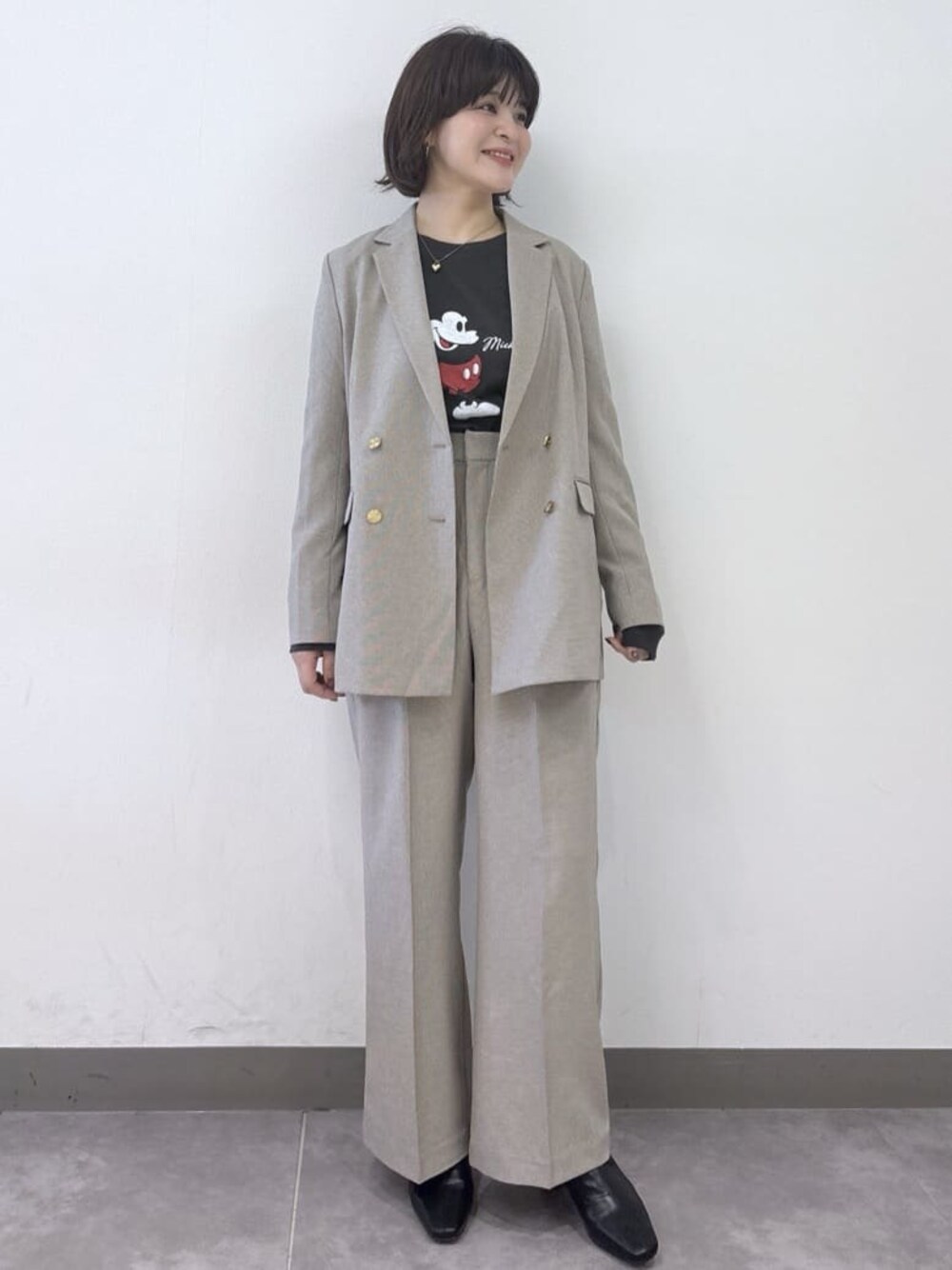 ベージュ系のテーラードジャケット、グレー系のTシャツ/カットソー、ベージュ系のその他パンツを着用したレディースの秋コーディネートの1枚目の写真