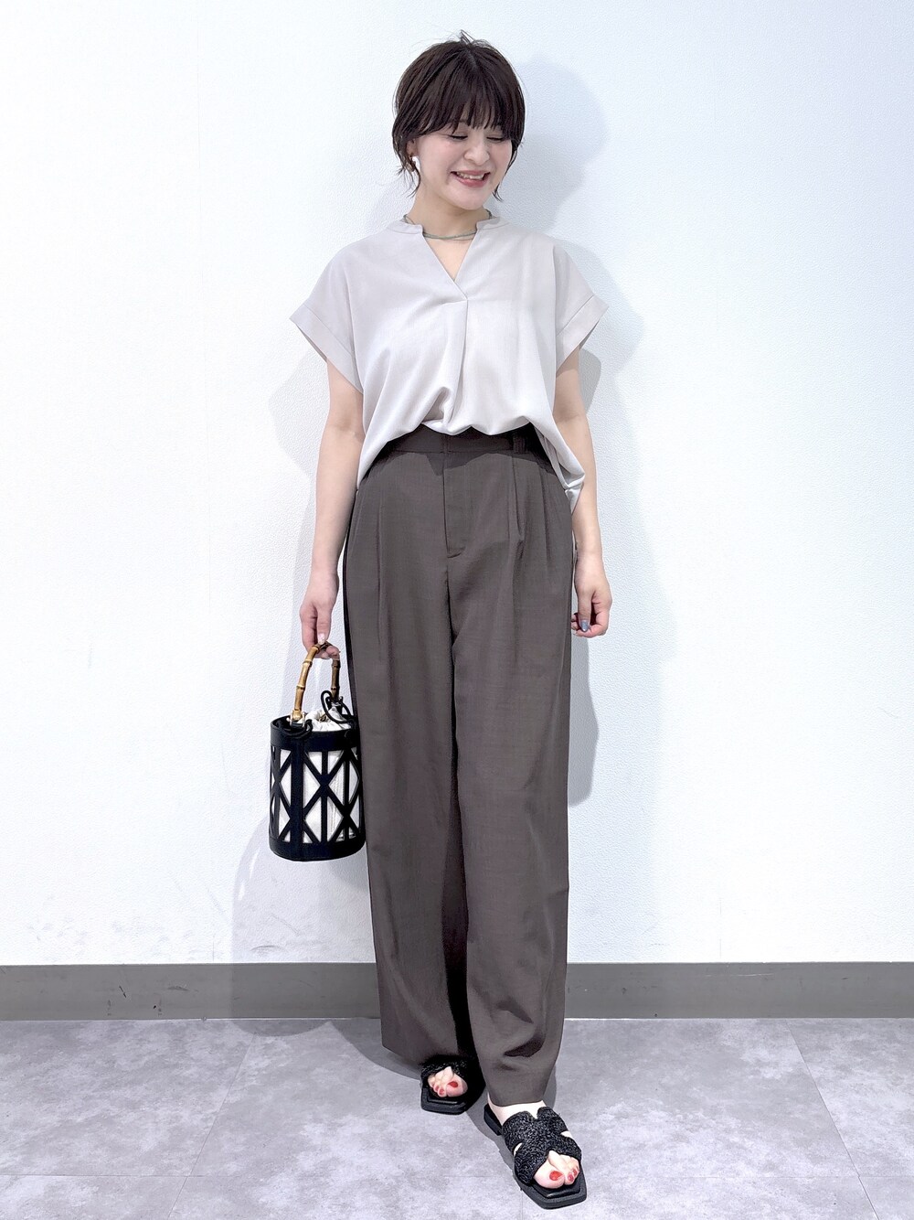 ベージュ系のシャツ/ブラウス、ブラウン系のその他パンツ、ブラック系のハンドバッグを着用したレディースの夏コーディネートの1枚目の写真