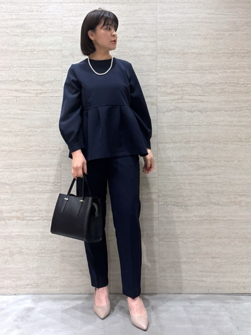 ブルー系のシャツ/ブラウス、ブルー系のその他パンツ、ベージュ系のパンプスを着用したレディースの春コーディネートの1枚目の写真