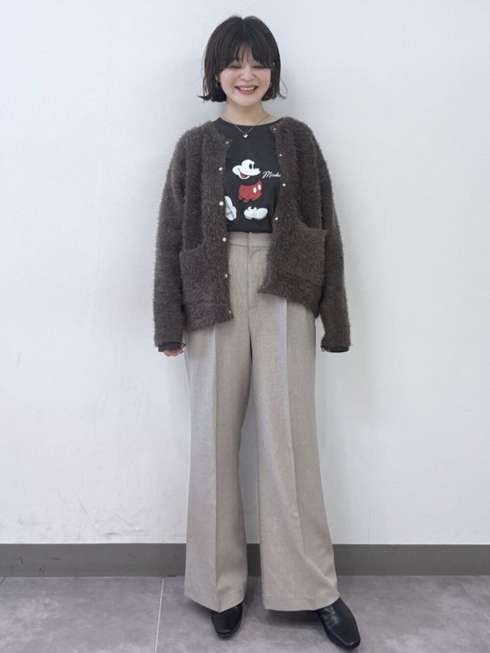 ブラウン系のカーディガン/ボレロ、グレー系のTシャツ/カットソー、ベージュ系のその他パンツを着用したレディースの秋コーディネートの1枚目の写真