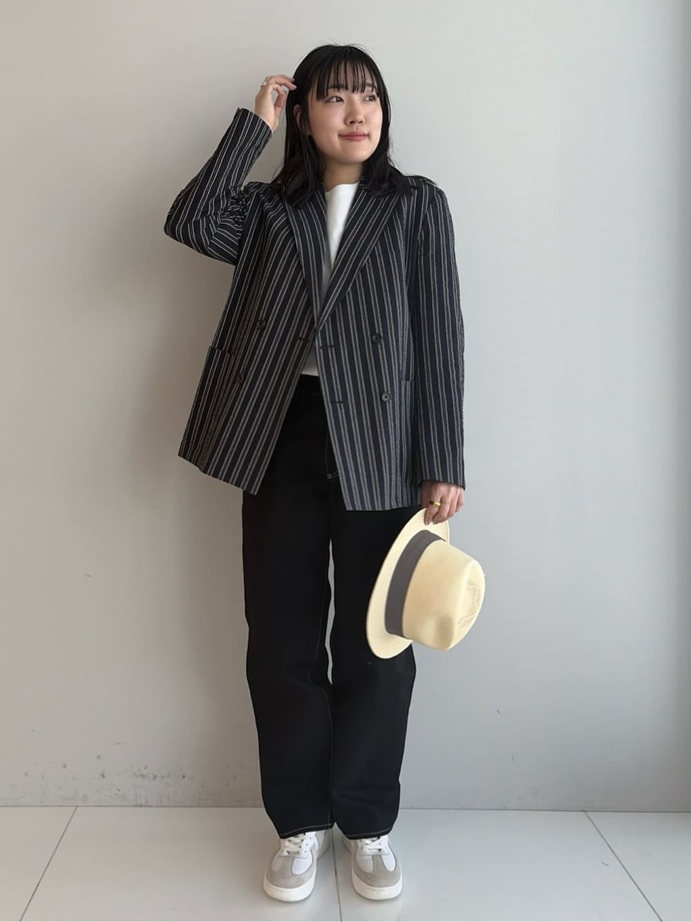 ブルー系のテーラードジャケット、ホワイト系のTシャツ/カットソー、ホワイト系のスニーカーを着用したレディースの冬コーディネートの1枚目の写真