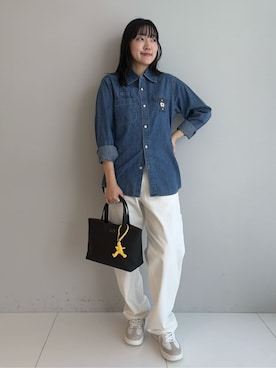「TAKEO KIKUCHI（タケオキクチ）の【BOWLER HAT LABEL】Tエンブレム デニムシャツ（シャツ/ブラウス、ブルー系）」を使った、3o0eさん（レディース）の春コーディネート