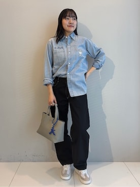 「TAKEO KIKUCHI（タケオキクチ）の【BOWLER HAT LABEL】Tエンブレム デニムシャツ（シャツ/ブラウス、ブルー系）」を使った、3o0eさん（レディース）の春コーディネート
