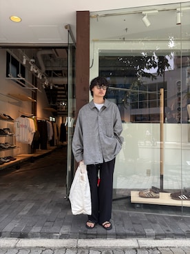「ANCELLM（アンセルム）のアイテム（シャツ/ブラウス、グレー系）」を使った、宮木 佑さん（メンズ・170cm）の夏コーディネート
