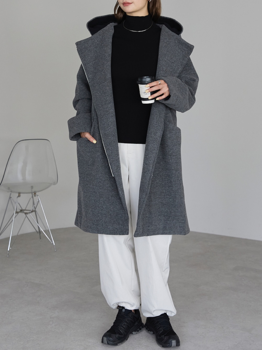 グレー系のその他アウターを着用したレディースの秋コーディネートの1枚目の写真