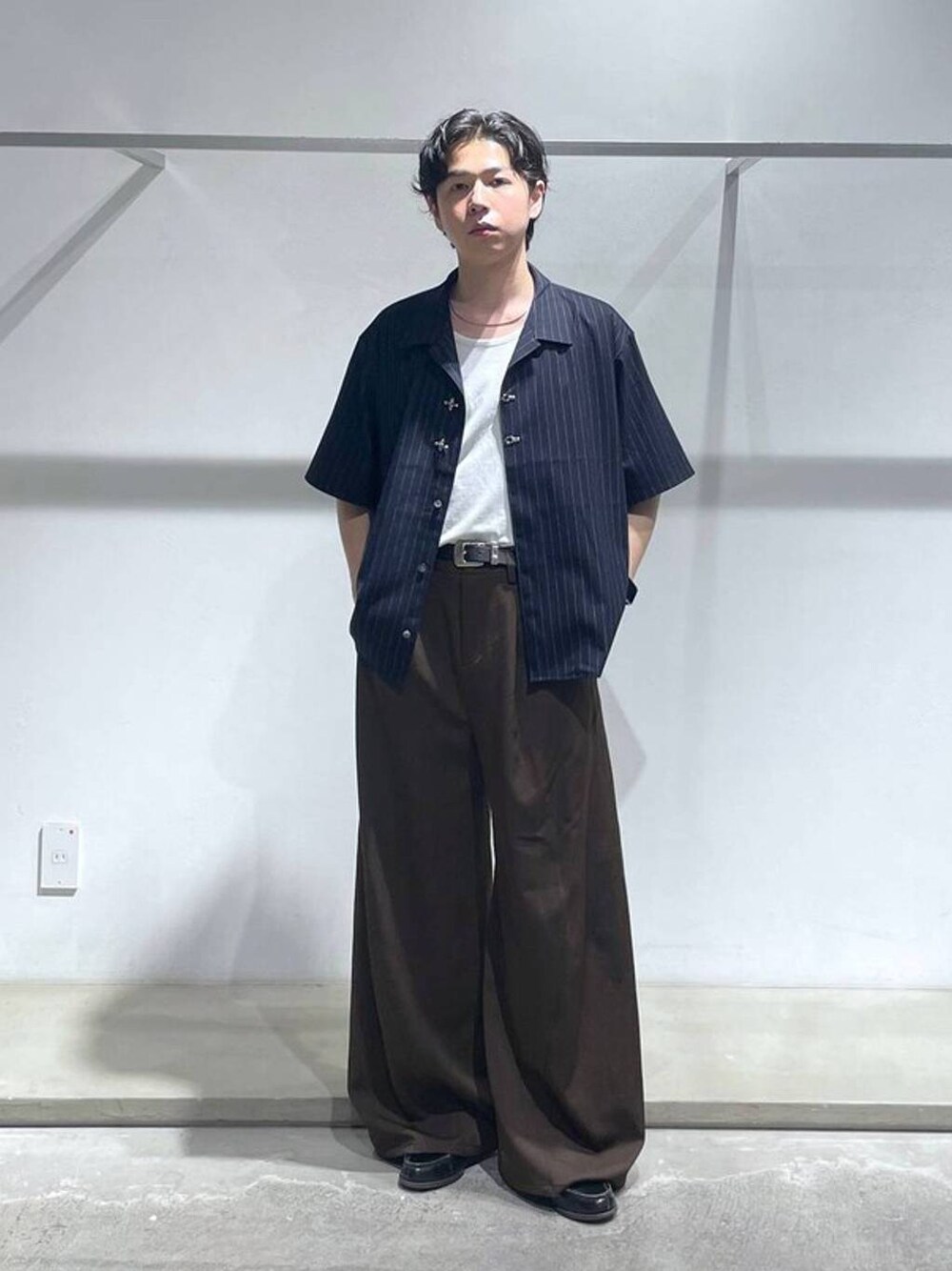 ホワイト系のTシャツ/カットソー、ブラック系のスラックス、ブルー系のシャツ/ブラウスを着用したメンズの夏コーディネートの1枚目の写真