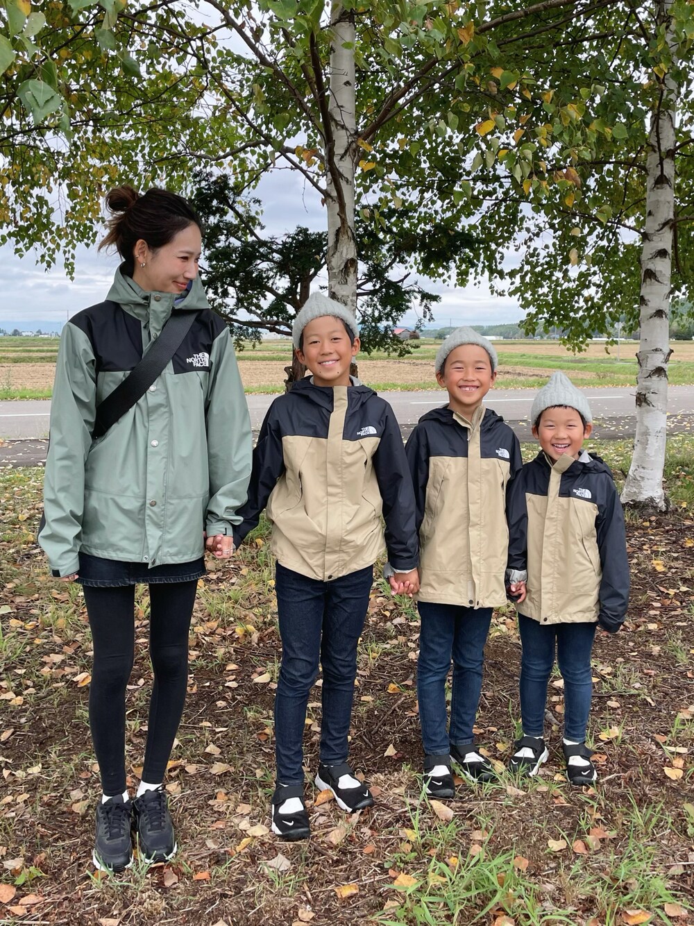 「休日スタイル、秋コーデ、THE NORTH FACE、デニム、親子コーデ、おそろいコーデ、男の子」｜「THE NORTH FACEのTHE NORTH FACE Dotshot Jacket NPJ61914（その他アウター、ベージュ系）」を使った、saoriさん（キッズ・171cm）の秋コーディネートの1枚目の写真