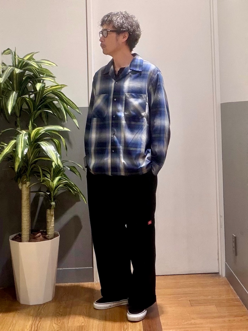 ブラック系のその他パンツ、ブラック系のTシャツ/カットソー、ブルー系のシャツ/ブラウスを着用したメンズの秋コーディネートの1枚目の写真