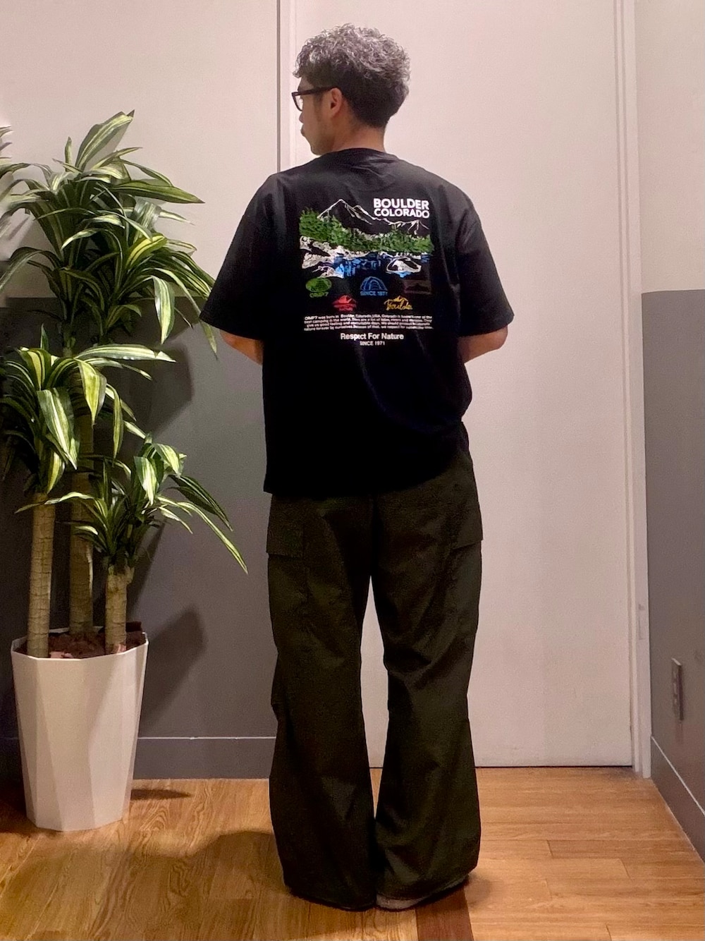 グリーン系のその他パンツ、ブラック系のTシャツ/カットソーを着用したメンズの夏コーディネートの1枚目の写真