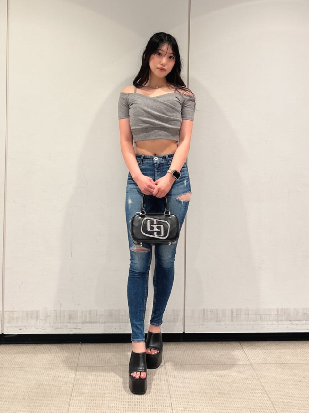 ブルー系のデニムパンツ、グレー系のTシャツ/カットソー、ブラック系のサンダルを着用したレディースの夏コーディネートの1枚目の写真