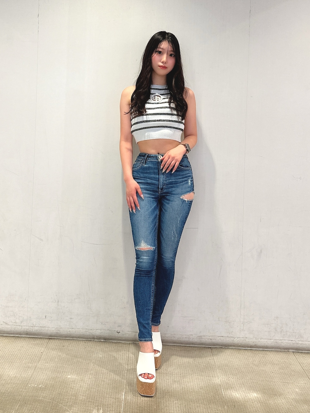 ブルー系のデニムパンツ、その他のタンクトップ、ホワイト系のその他シューズを着用したレディースの夏コーディネートの1枚目の写真