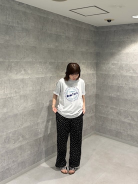 「URBAN RESEARCH DOORS（アーバンリサーチドアーズ）の『別注』GOOD ROCK SPEED×DOORS　ロゴサークルTシャツ（Tシャツ/カットソー、グレー系）」を使った、アユミさん（レディース・160cm）の夏コーディネート