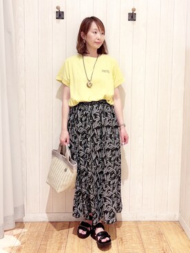 「SHOO・LA・RUE（シューラルー）の【汗じみ防止/ひんやり/S-LL】インせず着られる 刺繍ロゴTシャツ（Tシャツ/カットソー、イエロー系）」を使った、あいこさん（レディース・157cm）の夏コーディネート