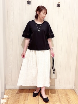「SHOO・LA・RUE（シューラルー）の【洗濯機後しわになりにくい/ひんやり/S-LL】お袖のシアーで抜け感プラス 二の腕隠せるフレアスリーブトップス（Tシャツ/カットソー、ブラック系）」を使った、あいこさん（レディース・157cm）の春コーディネート