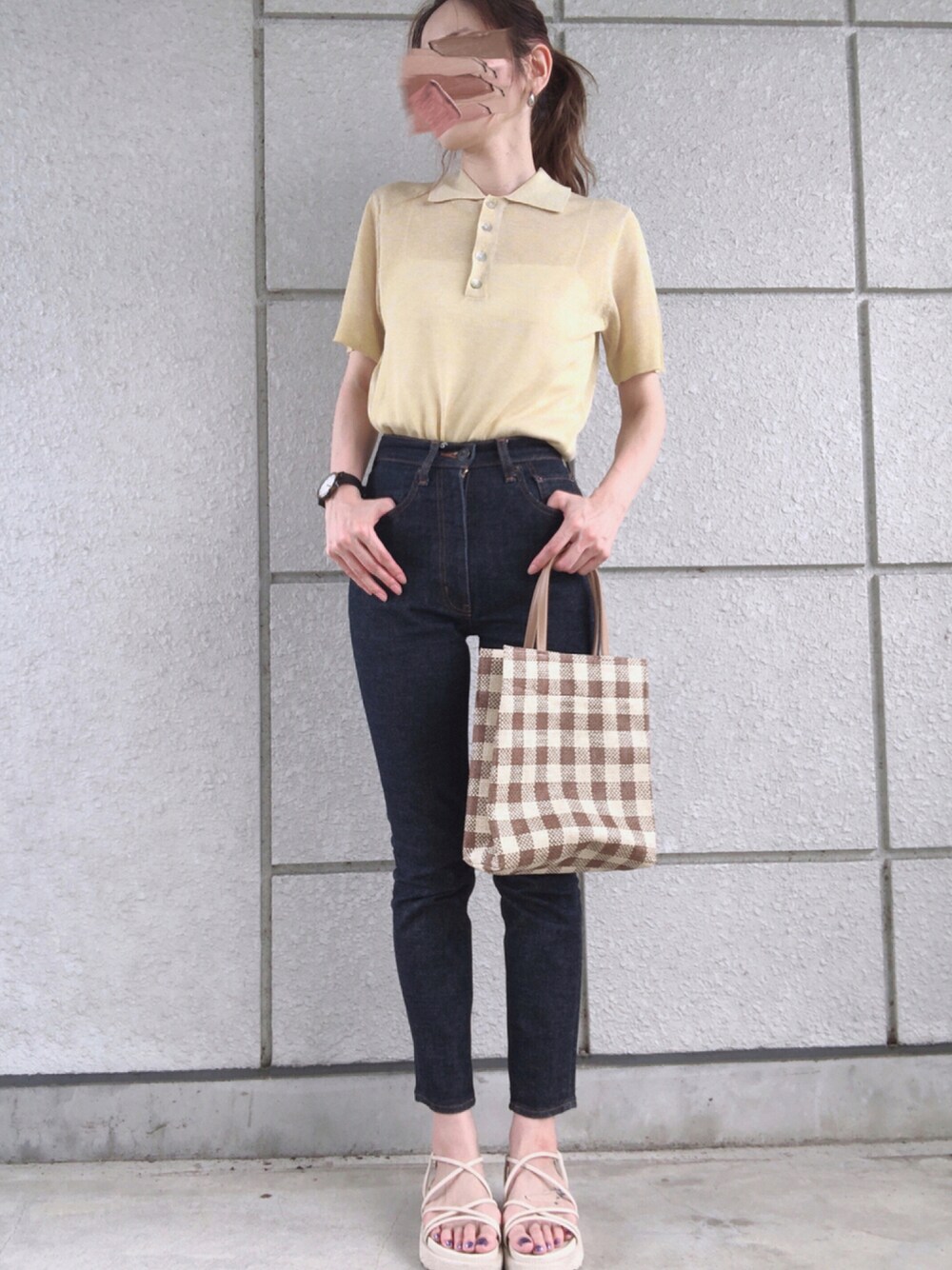 「大人コーデ、大人カジュアル、moussy、moussyデニム、mvsjeans、ポロシャツ、おしゃれさんと繋がりたい、シンプル、earth music&ecology」｜「MOUSSYのSHEER KNIT POLO（ポロシャツ、イエロー系）」を使った、maaさん（レディース・162cm）の夏コーディネートの1枚目の写真