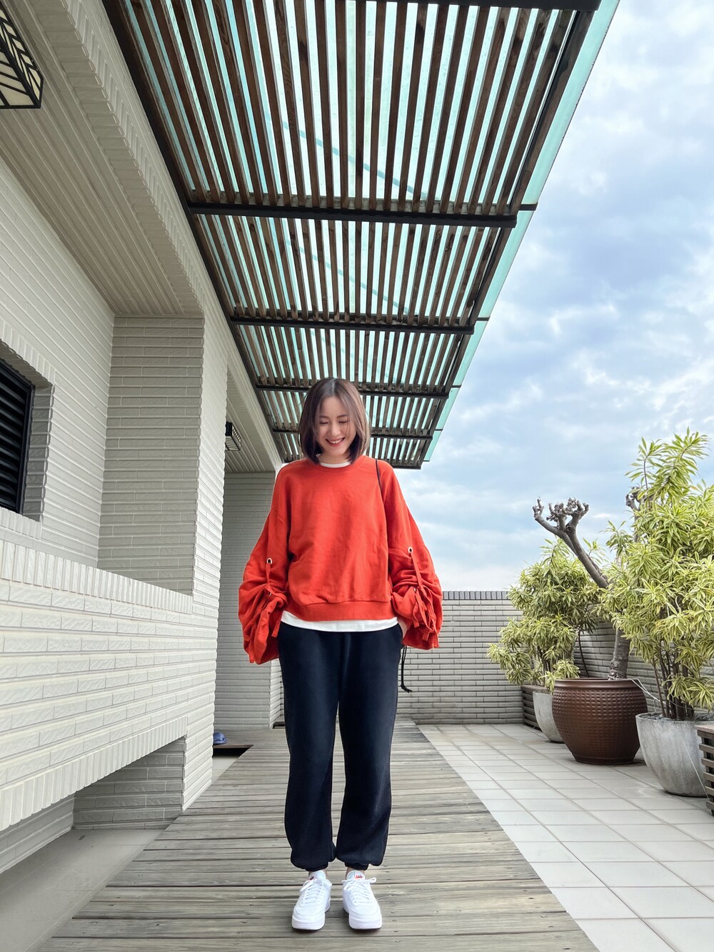 「EMODA、CLANE、amissa fashion、NIKE」｜「EMODAのボリュームスリーブタイトレーナー（スウェット、オレンジ系）」を使った、Jasmine:)さん（レディース・158cm）の春コーディネートの1枚目の写真
