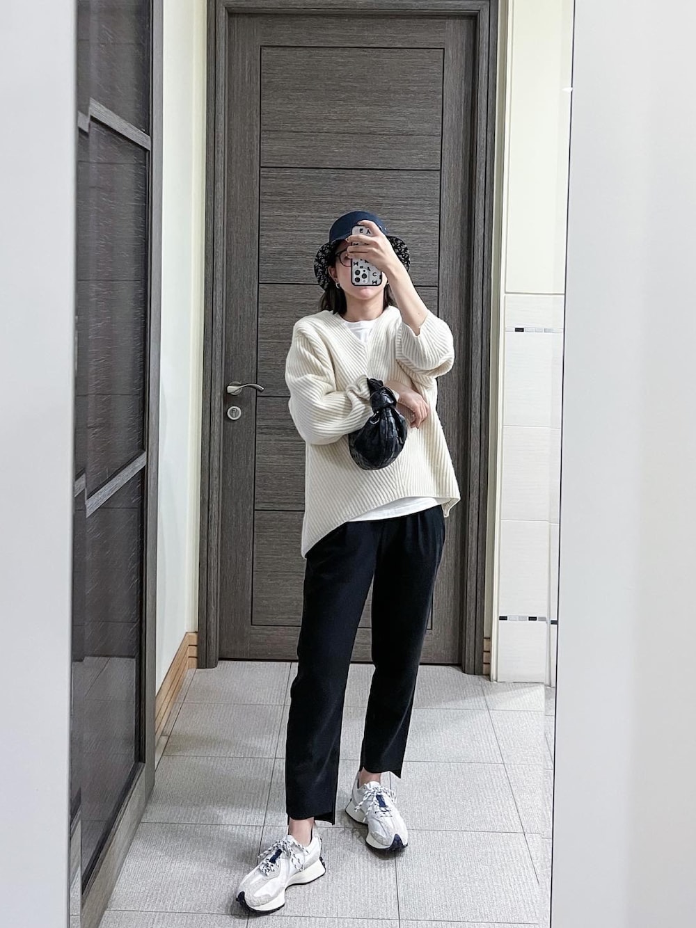 Diorのハットを使ったレディース人気ファッションコーディネート