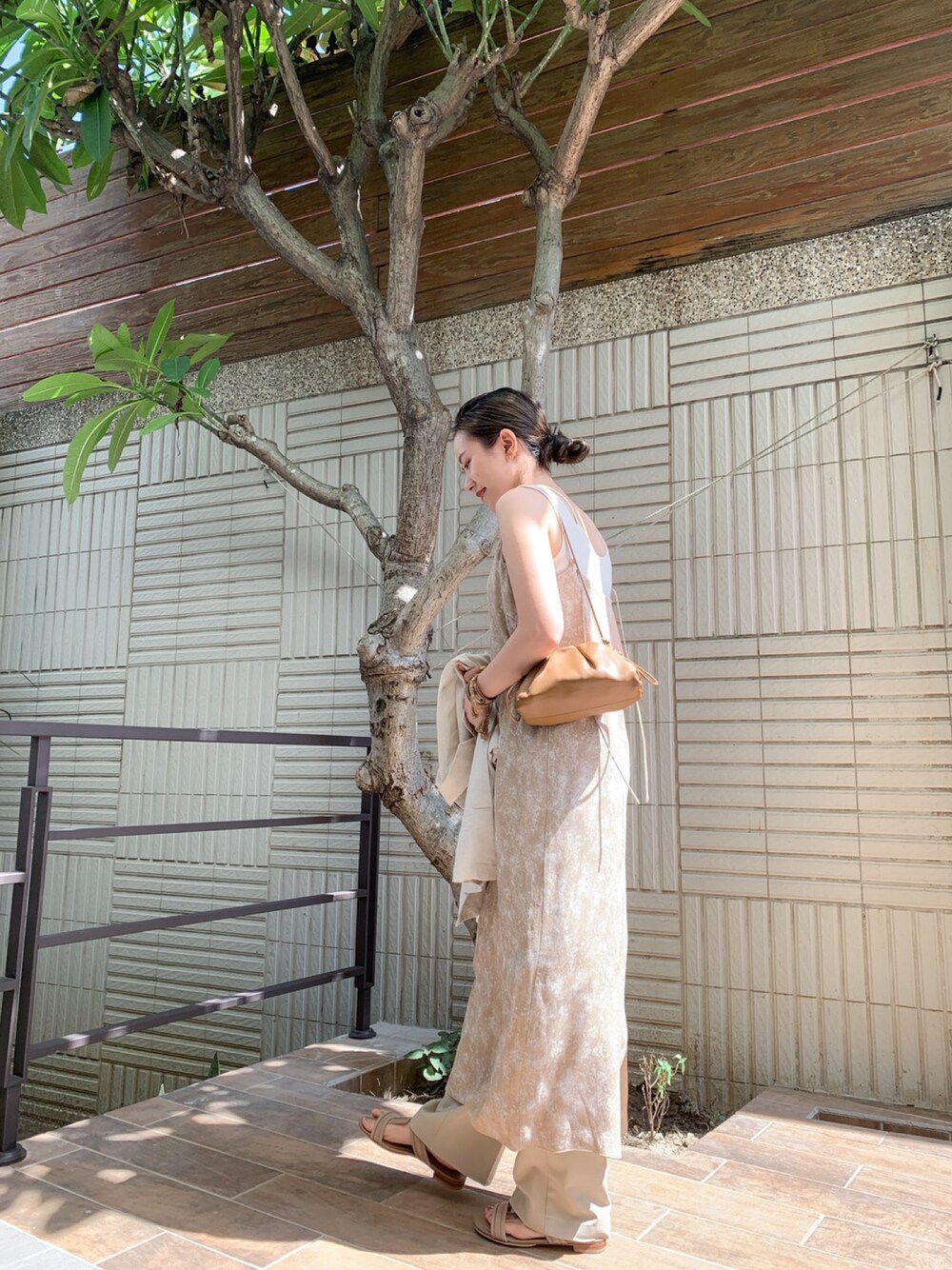「TODAYFUL、TOD'S、BOTTEGA VENETA、stylemixer、CLANE」｜「BOTTEGA VENETAのBottega Veneta - The Pouch Small Leather Clutch - Womens - Tan（クラッチバッグ、ブラウン系）」を使った、Jasmine:)さん（レディース・158cm）の夏コーディネートの1枚目の写真