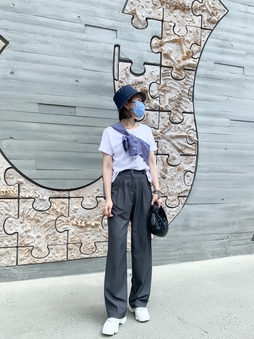 「mouggan、UNIQLO、Dior、BOTTEGA VENETA、soierie」｜「mougganのアイテム（パンツ、グレー系）」を使った、Jasmine:)さん（レディース・158cm）の秋コーディネートの1枚目の写真