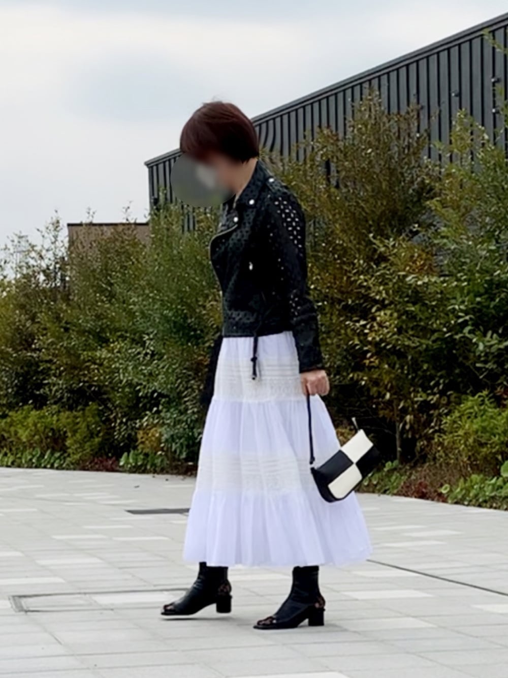 「春夏コーデ、ライダースジャケット、甘辛ミックス、休日スタイル、ティアードスカート、レース、ブーツサンダル、アラカン、レース靴下、サンダルに靴下、ショートブーツ、モノトーン、いまどきジャケット写真」｜「JOINT WORKSのアイテム（ライダースジャケット、ブラック系）」を使った、hito さん（レディース・164cm）の春コーディネートの1枚目の写真