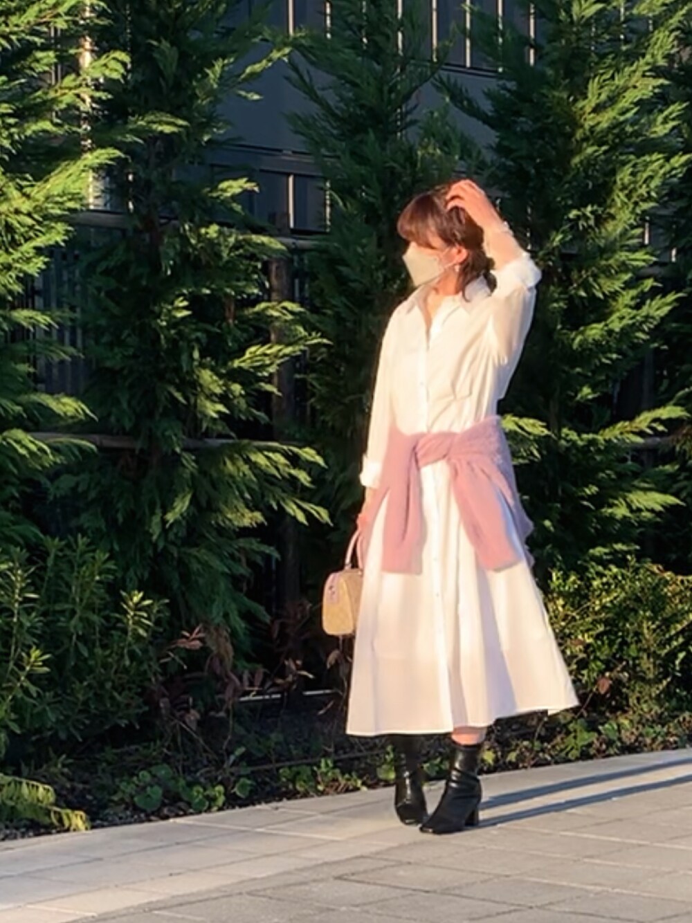 「秋冬コーデ、大人コーデ、シャツワンピース、紫、COACH、休日コーデ、アラカン、アダルトおカワたん部、ショートヘア、レイヤードスタイル、シースルートップス」｜「GUのアイテム（シャツワンピース、ホワイト系）」を使った、hito さん（レディース・164cm）の秋コーディネートの1枚目の写真