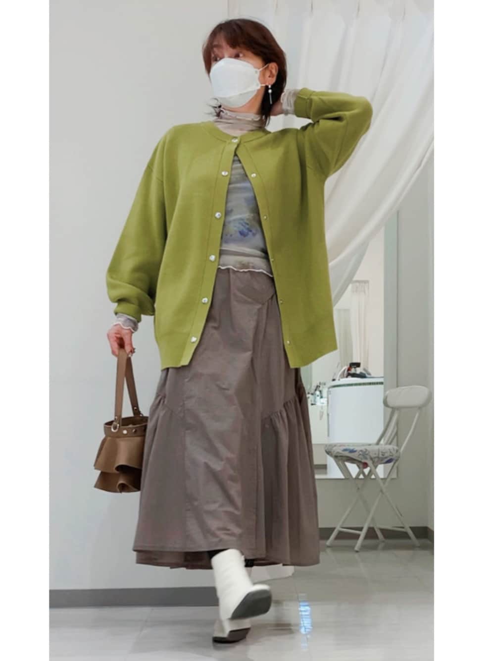 その他のシャツ/ブラウス、グリーン系のカーディガン/ボレロ、ブラウン系のショルダーバッグを着用したレディースの秋コーディネートの1枚目の写真
