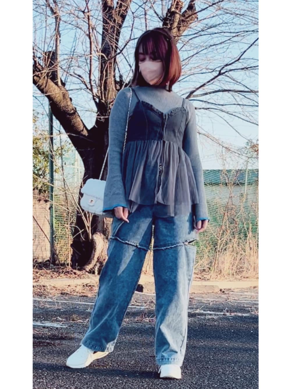 「大人カジュアル、大人女子、アラカン、いくつになっても可愛い物が好き、デニムパンツ、チュールビスチェ、グレー、チェーンバッグ、アダルトおカワたん部、エアーマックス、ファーバッグ、レイヤード、ニット」｜「しまむらのアイテム（デニムパンツ、ブルー系）」を使った、hito さん（レディース・164cm）の冬コーディネートの1枚目の写真