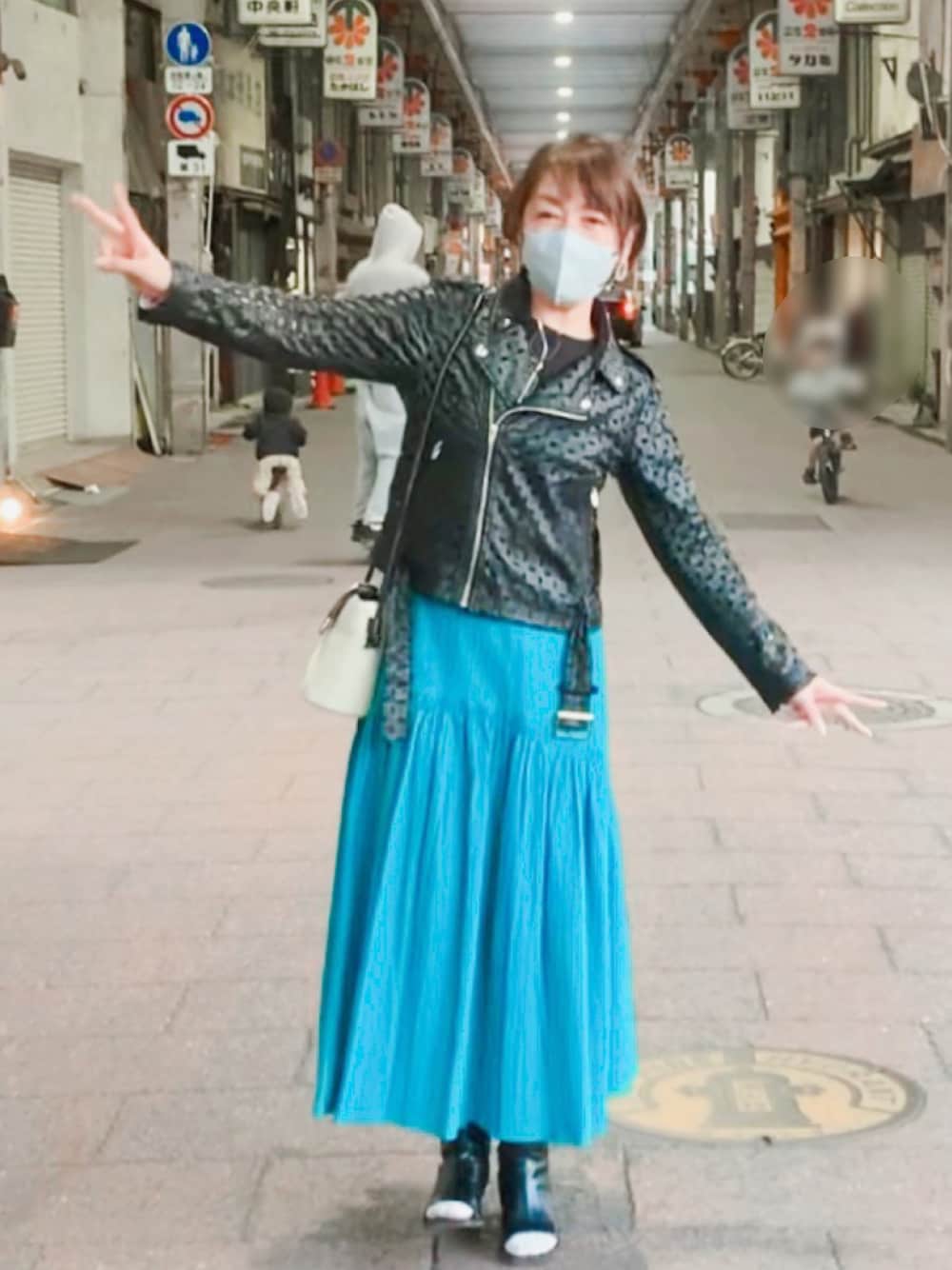 「アラカン、ライダース、メッシュライダース、ブーツサンダル、靴下 × サンダル、サッカー生地、ティアードスカート、ブルー、甘辛ミックス、アダルトおカワたん部、パンクフェス告知、ライブコーデ、いまどきジャケット写真、パンクフェス」｜「JOINT WORKSのアイテム（ライダースジャケット、ブラック系）」を使った、hito さん（レディース・164cm）の春コーディネートの1枚目の写真