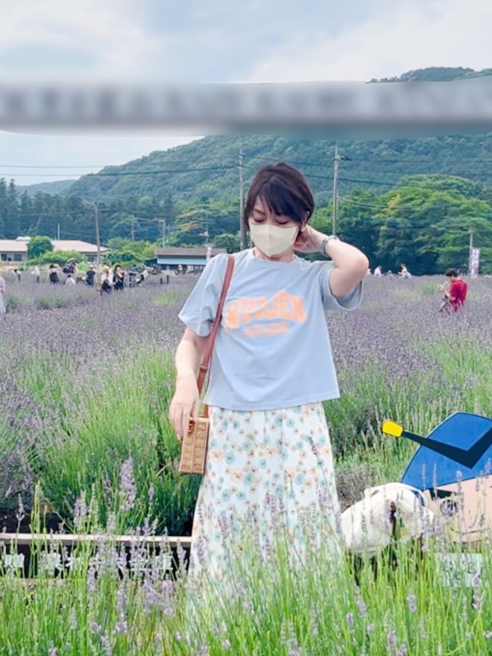 ブルー系のTシャツ/カットソー、ブラウン系のかごバッグ、ブルー系のアナログ腕時計を着用したレディースの夏コーディネートの1枚目の写真