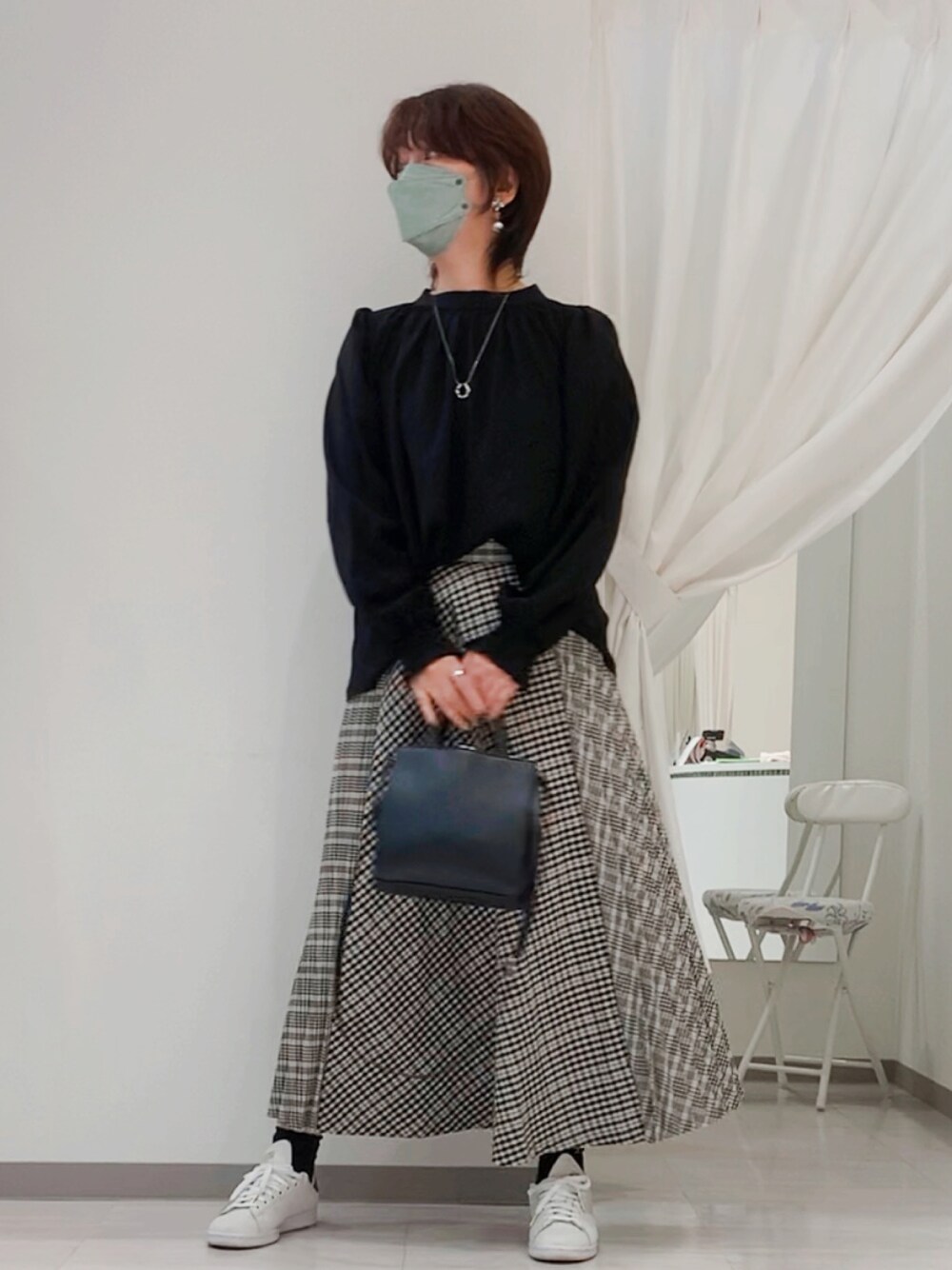 ホワイト系のスニーカー、その他のスカート、ブラック系のショルダーバッグを着用したレディースの秋コーディネートの1枚目の写真