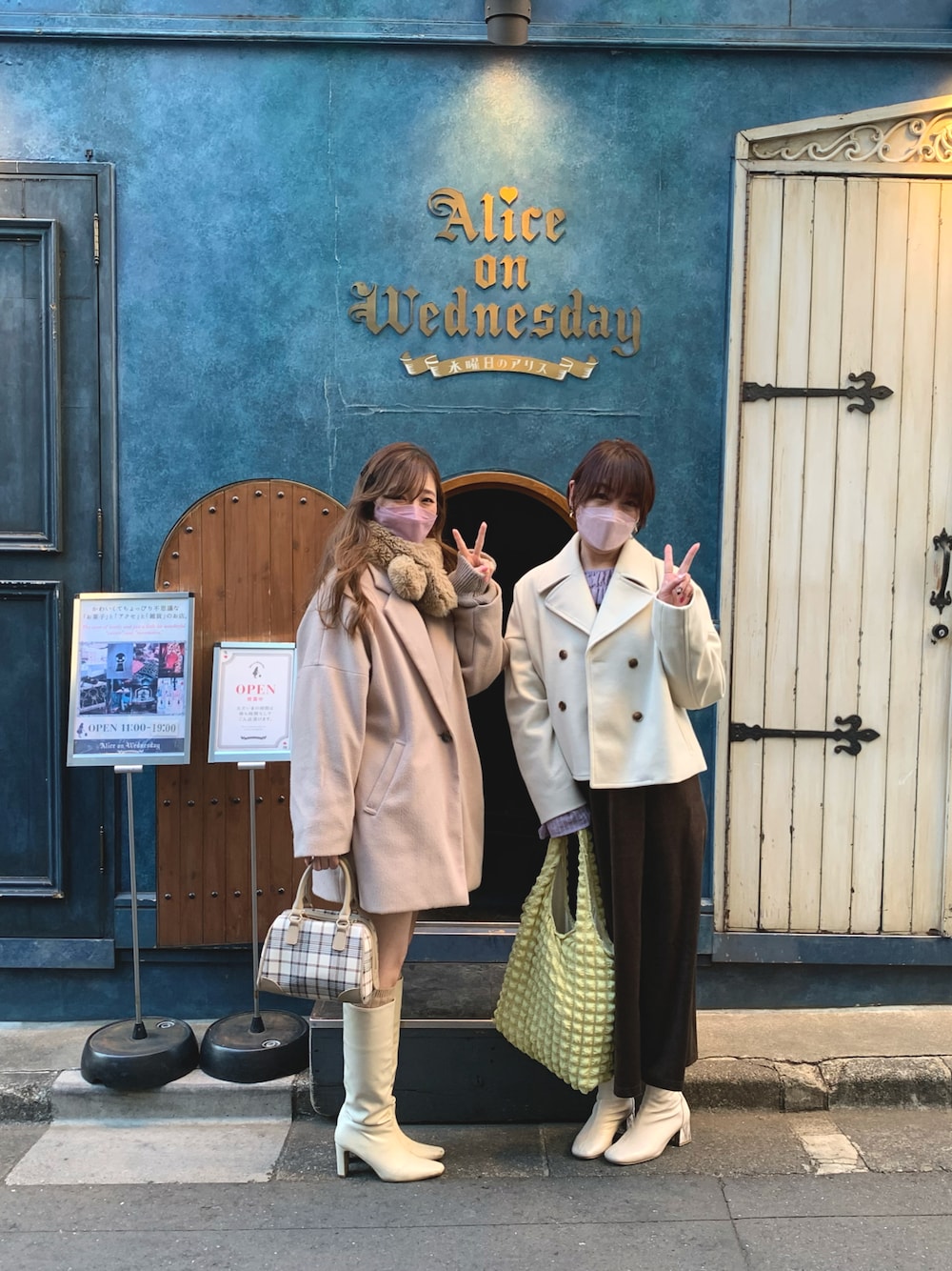 ホワイト系のピーコート、ブラウン系のワンピース、イエロー系のトートバッグを着用したレディースの冬コーディネートの1枚目の写真