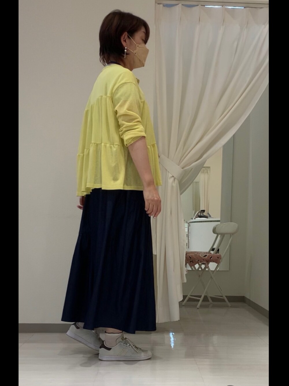 ブルー系のスカート、イエロー系のカーディガン/ボレロ、ブルー系のTシャツ/カットソーを着用したレディースの夏コーディネートの1枚目の写真