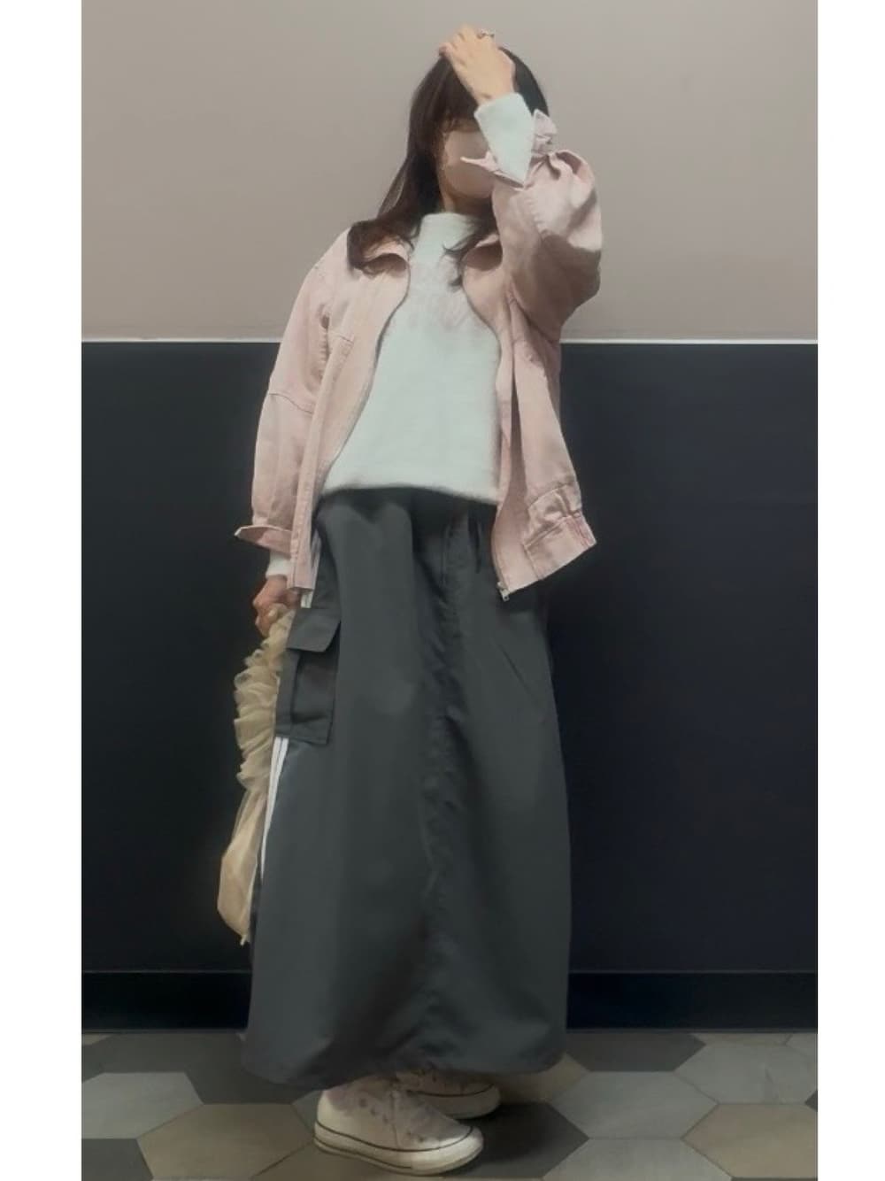 「春色、デニムジャケット、ピンク、1人ピンクフェス、大人女子、アラカン、58歳、バルーンカーゴラインスカート、チュールシャーリングバッグ、コンバース」｜「しまむらのアイテム（ニット/セーター、ホワイト系）」を使った、hito さん（レディース・164cm）の春コーディネートの1枚目の写真