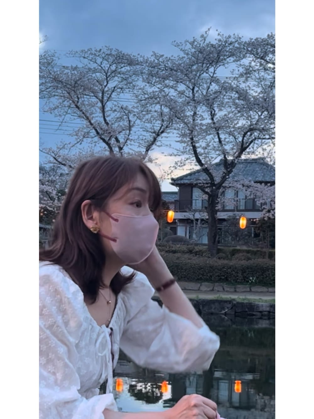 「春のNewスタイル、春服、花見コーデ、花見デート、花見したかった、大人女子、アダルトおカワたん部、アラカン、桜、シアートップス」｜「coca（coca）のフラワー刺繍コットンブラウス（シャツ/ブラウス、ホワイト系）」を使った、hito さん（レディース・164cm）の春コーディネートの1枚目の写真