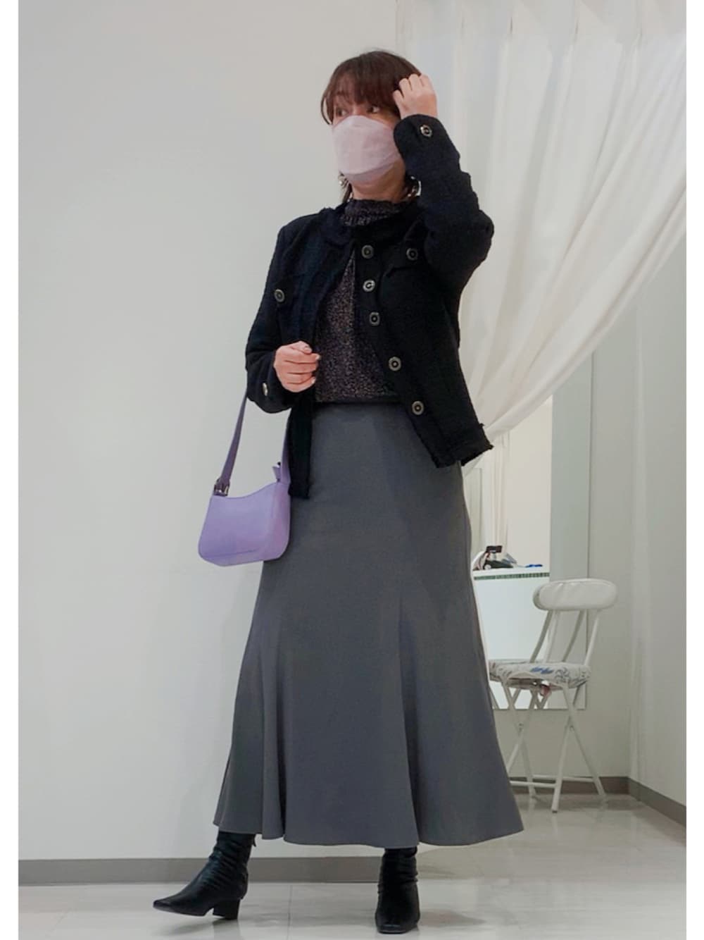 ブラック系のその他アウター、パープル系のハンドバッグ、グレー系のスカートを着用したレディースの秋コーディネートの1枚目の写真
