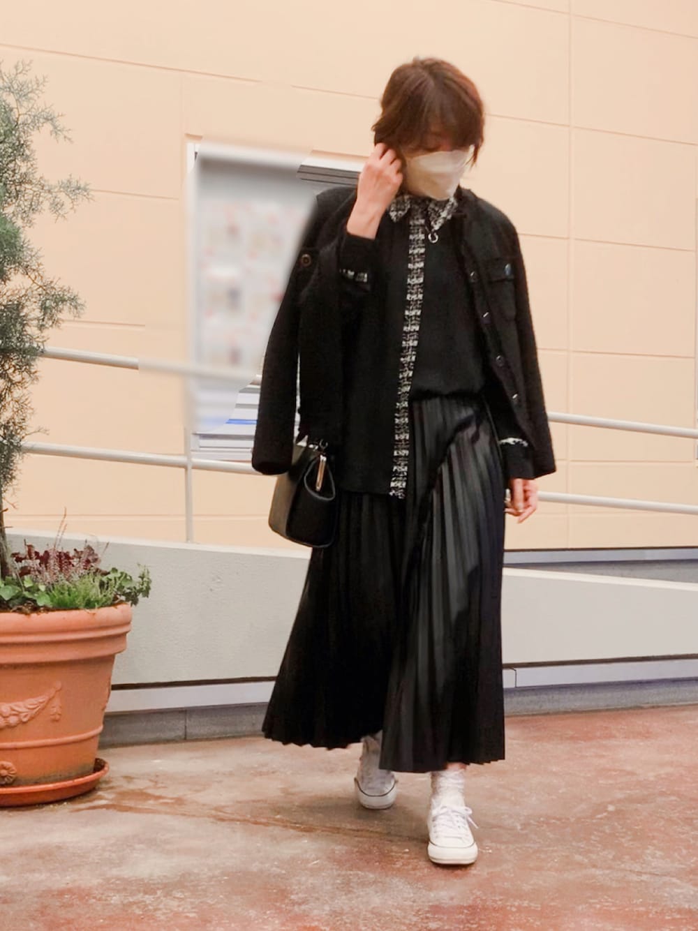 ブラック系のシャツ/ブラウス、ブラック系のその他アウター、ブラック系のスカートを着用したレディースの秋コーディネートの1枚目の写真