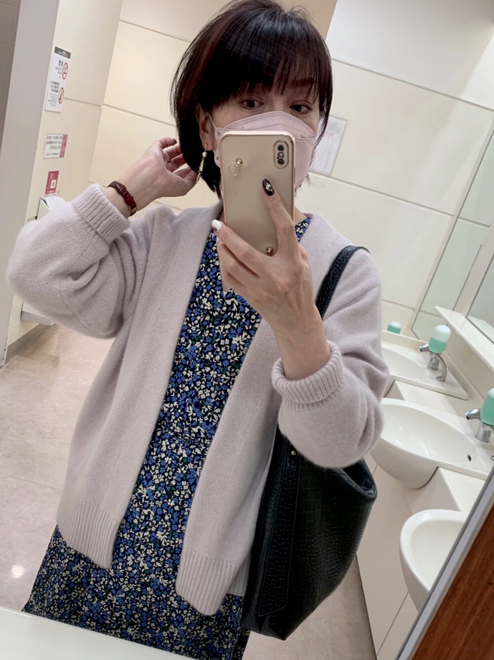 ピンク系のカーディガン/ボレロ、ブルー系のワンピース、レッド系の腕時計を着用したレディースの冬コーディネートの1枚目の写真