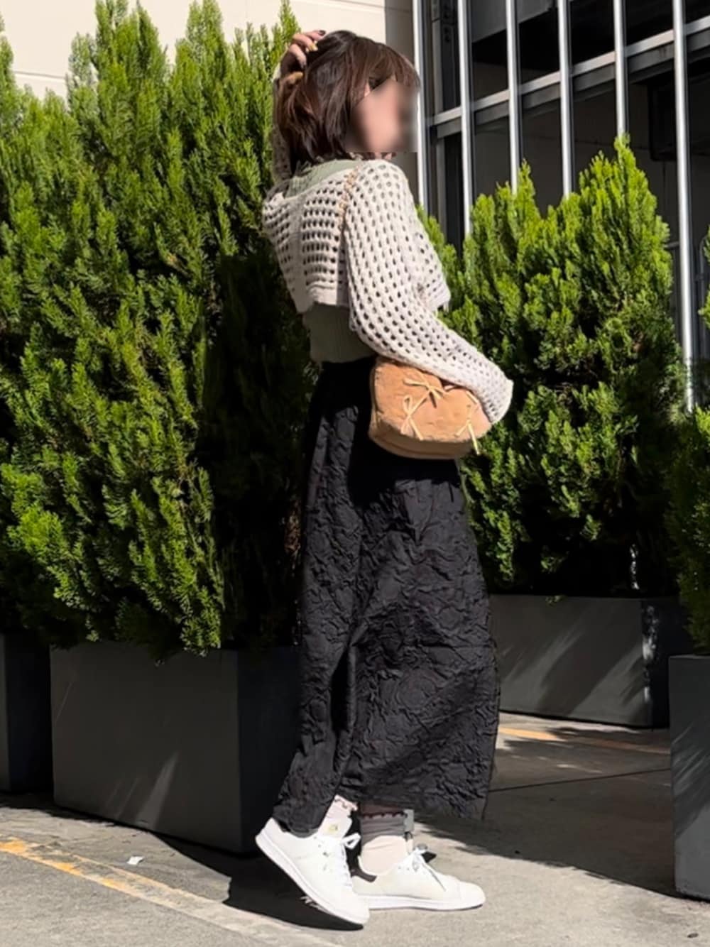 ホワイト系のスニーカー、ベージュ系のその他トップス、ブラウン系のショルダーバッグを着用したレディースの秋コーディネートの1枚目の写真