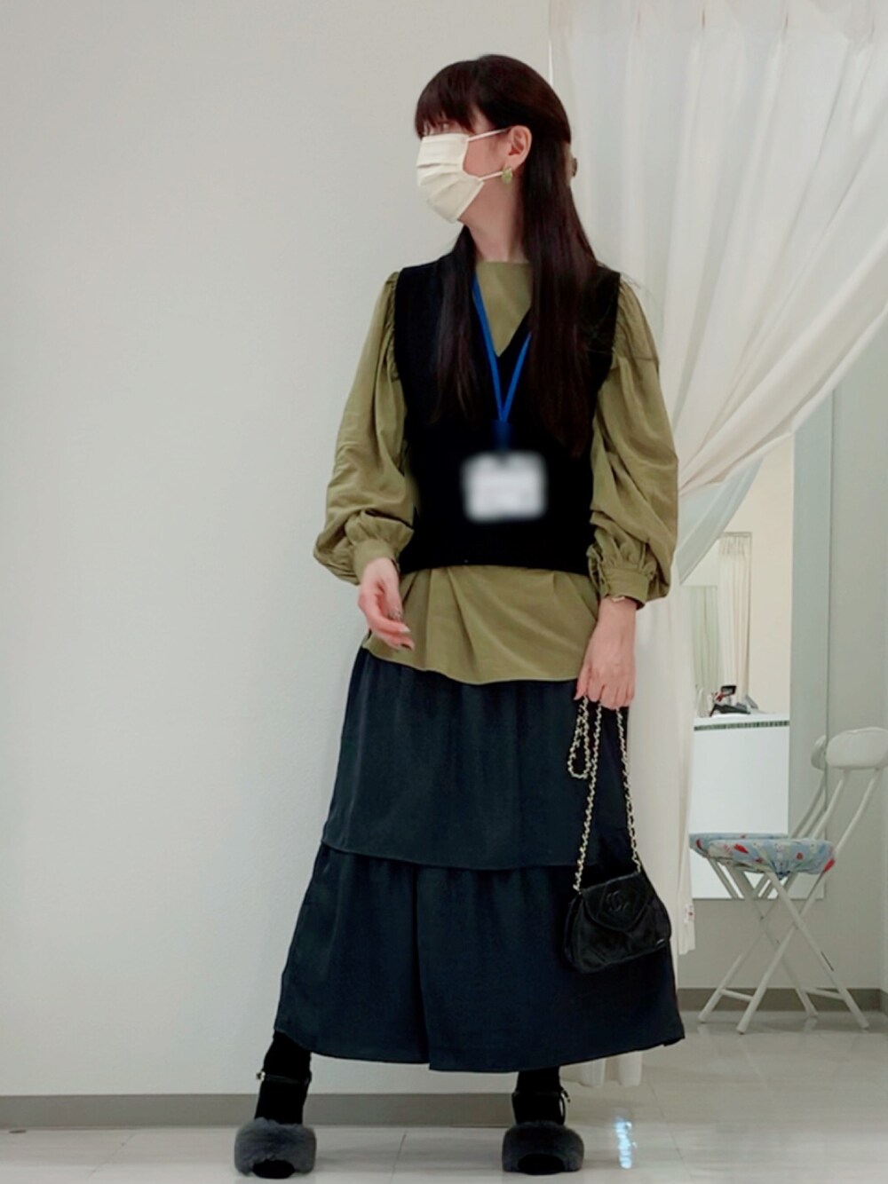 「シャネル、ニットベスト、大人女子、ミニバッグ、ファーサンダル、アパレル店員、アダルトおカワたん部、スミクロ」｜「GRLのアイテム（サンダル、グレー系）」を使った、hito さん（レディース・164cm）の秋コーディネートの1枚目の写真