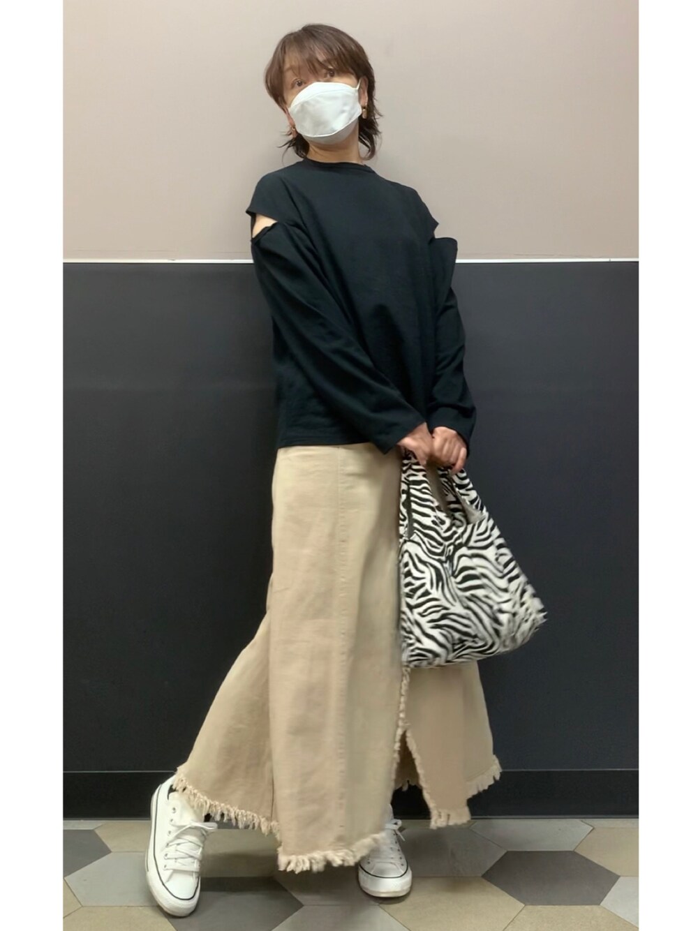 「秋ルック紹介するよ、プチプラコーデ、大人カジュアル、コンバース、休日スタイル、大人女子、アダルトおカワたん部、アラカン、ゼブラ柄、カットアウト」｜「GRLのアイテム（Tシャツ/カットソー、ブラック系）」を使った、hito さん（レディース・164cm）の秋コーディネートの1枚目の写真